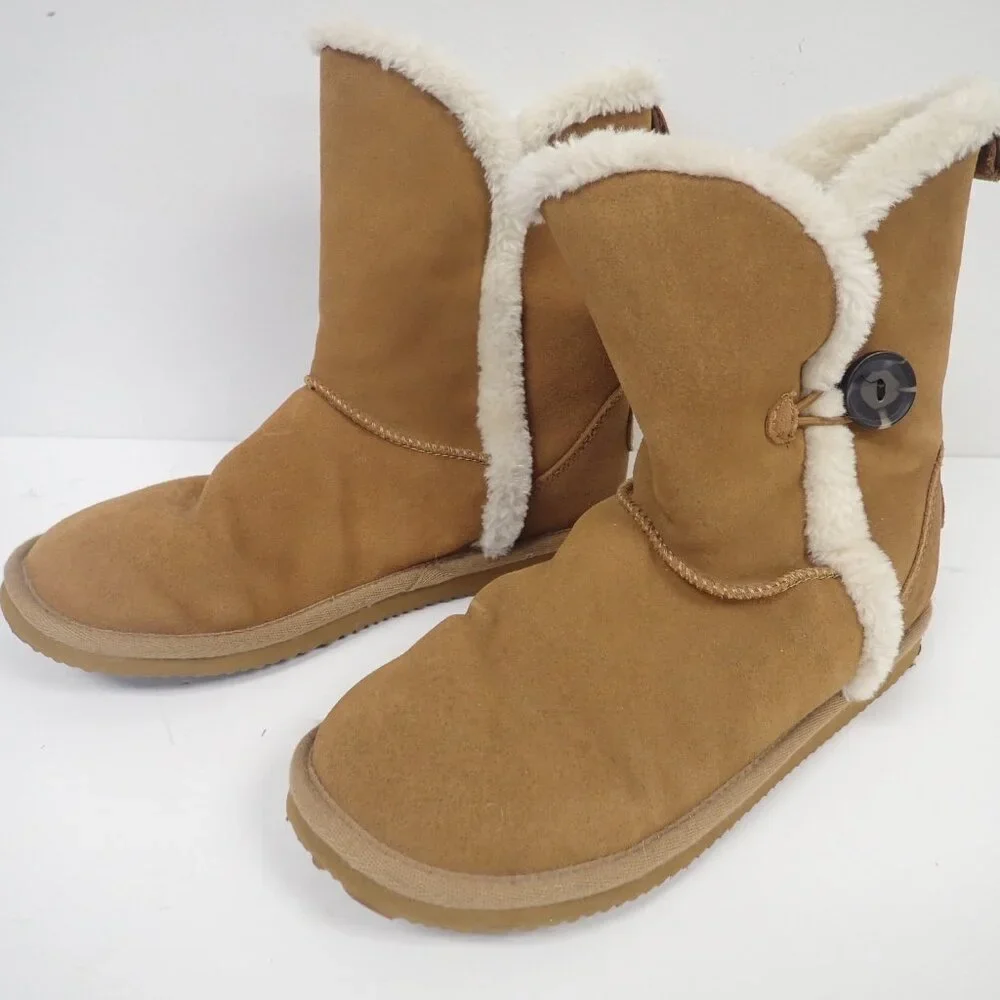 American Eagle suede boots with faux shearling lining.